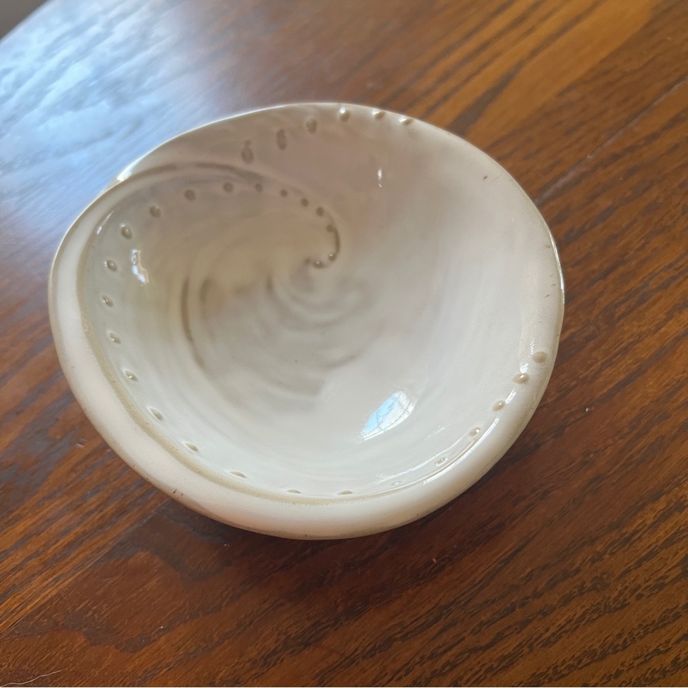 NEWđStoneware Shell Bowl đ - Picture 2 of 5